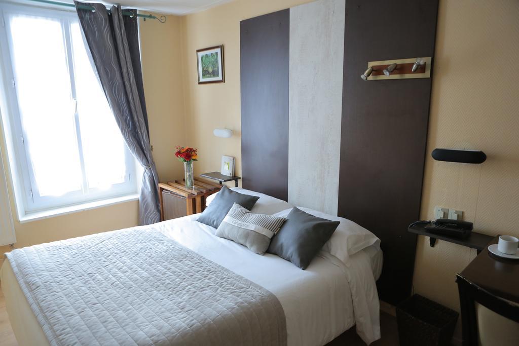 Hotel Auberge La Pomme De Pin Senonches Habitación foto